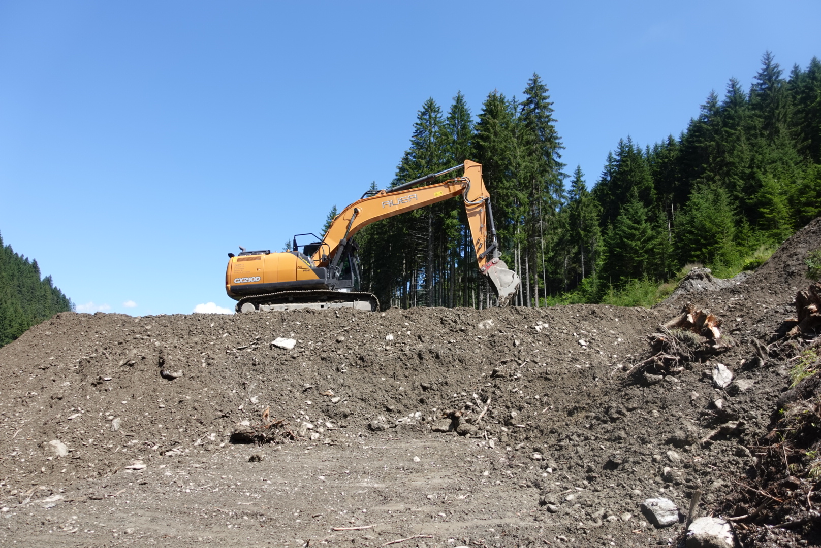 Erdwall auf dem Wanderweg