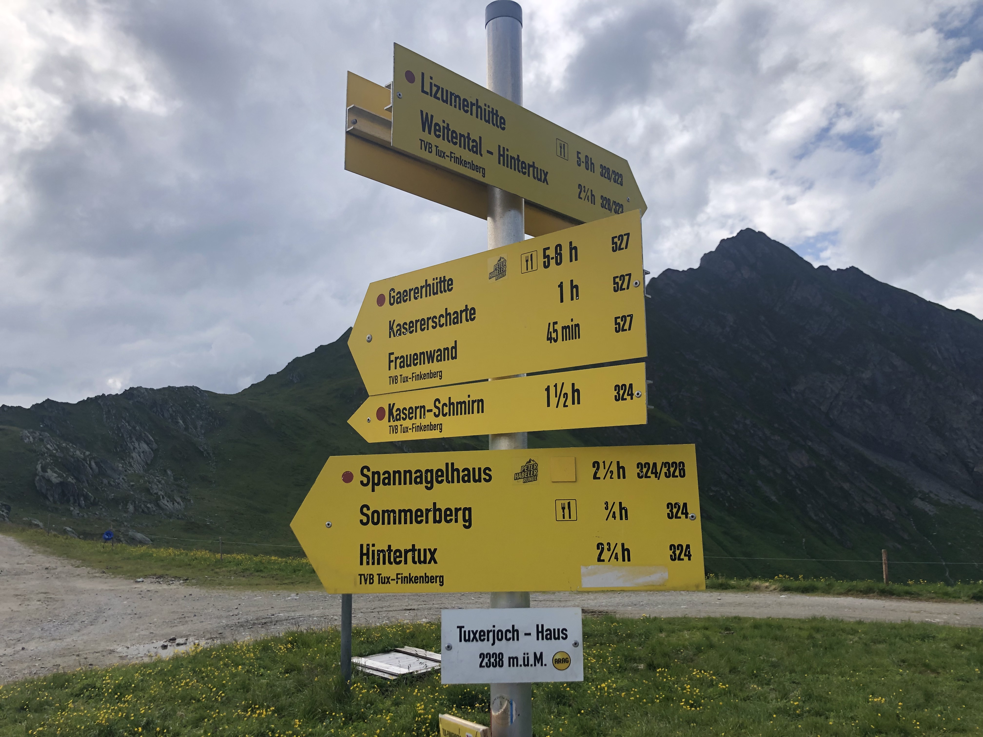 Wegweiter am Tuxerjochhaus