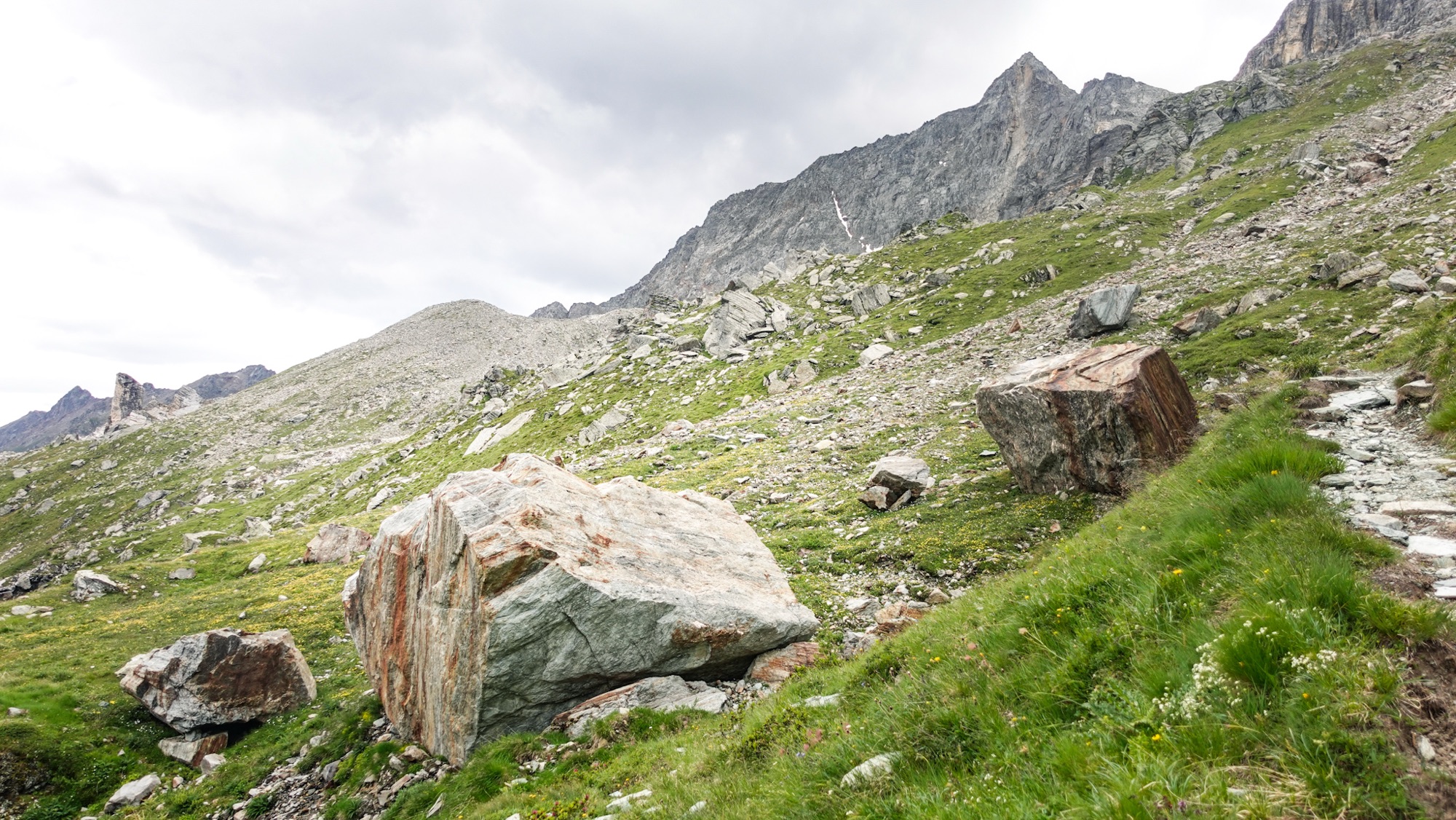 Riesige Felsbrocken beim Aufstieg von Poschiavo zum Passo da Cancian