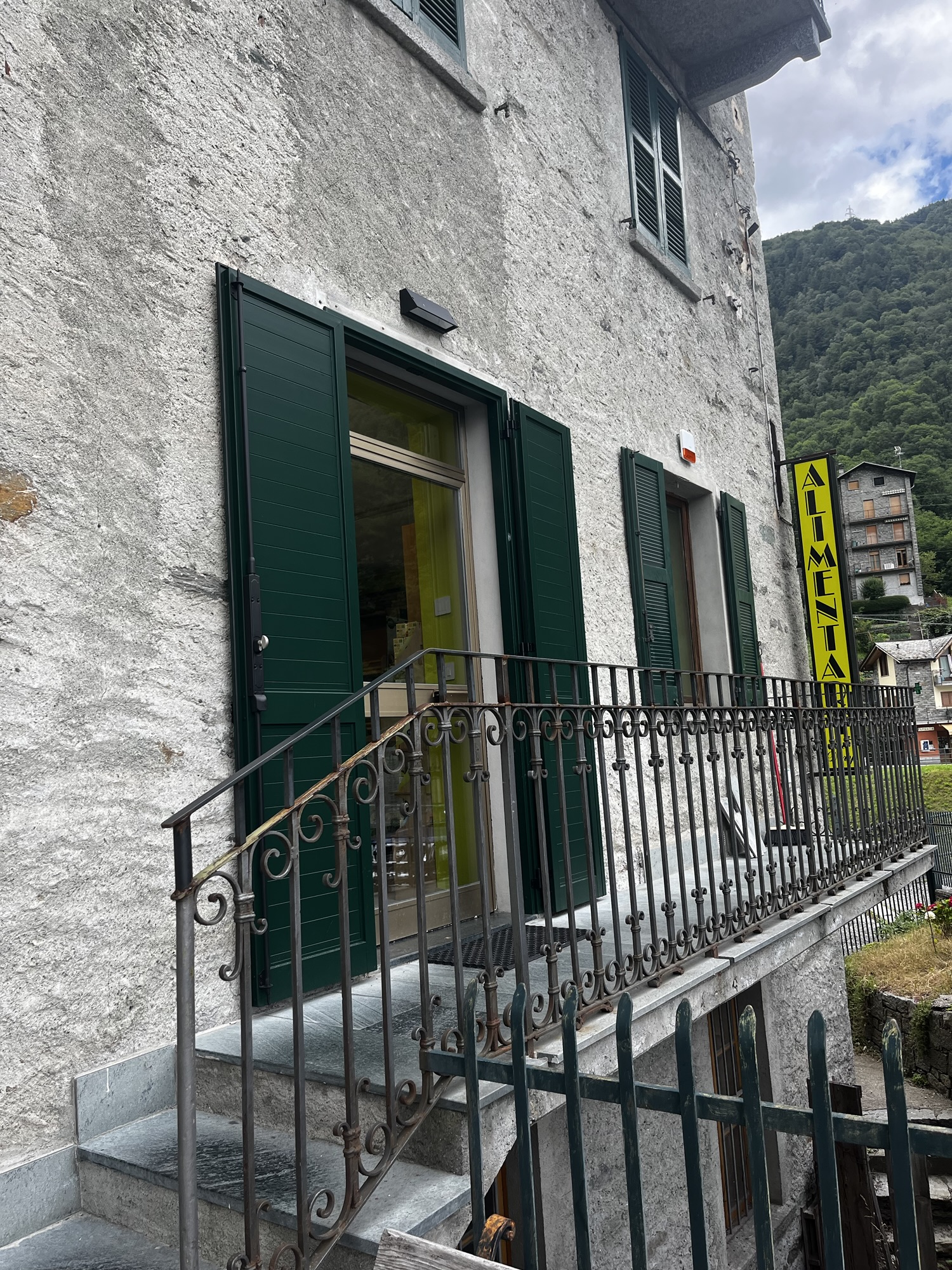 Lebensmittelgeschäft in italienischem Bergdorf