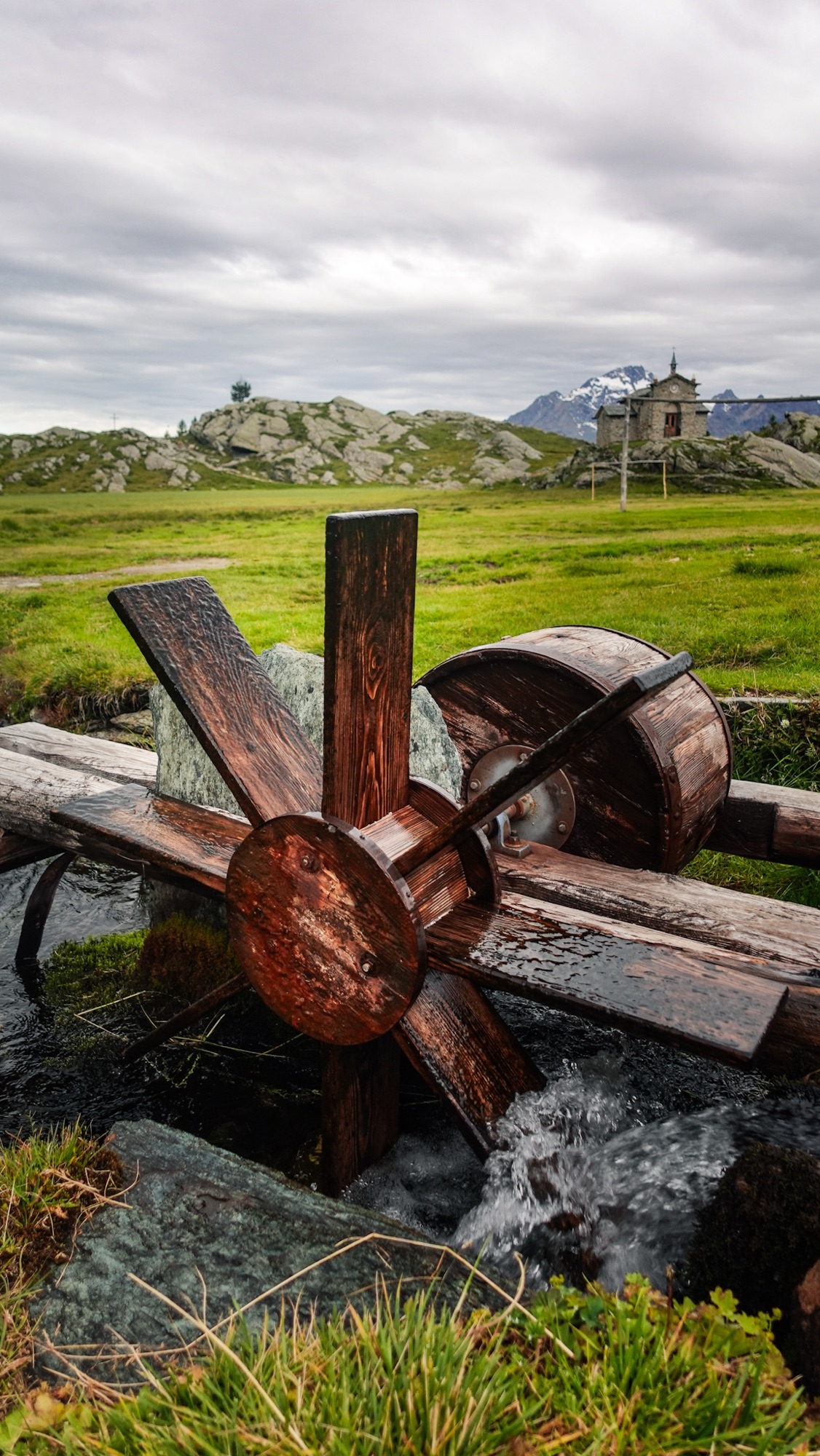 Wasserrad im Hintergrund Berge