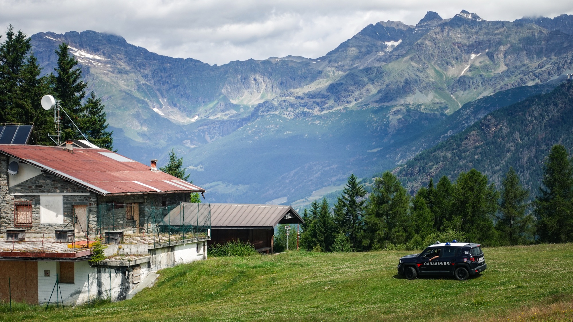 Skipiste oberhalb Caspoggio Berge im Hintergrund