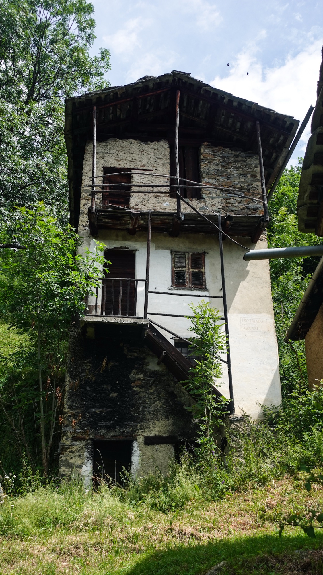 Verlassene Steinhäuser oberhalb von Torre di Santa Maria