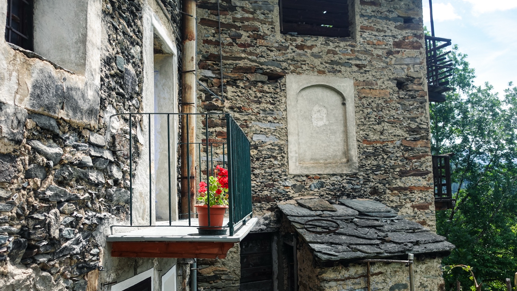 Blume auf Balkon in Bergdorf