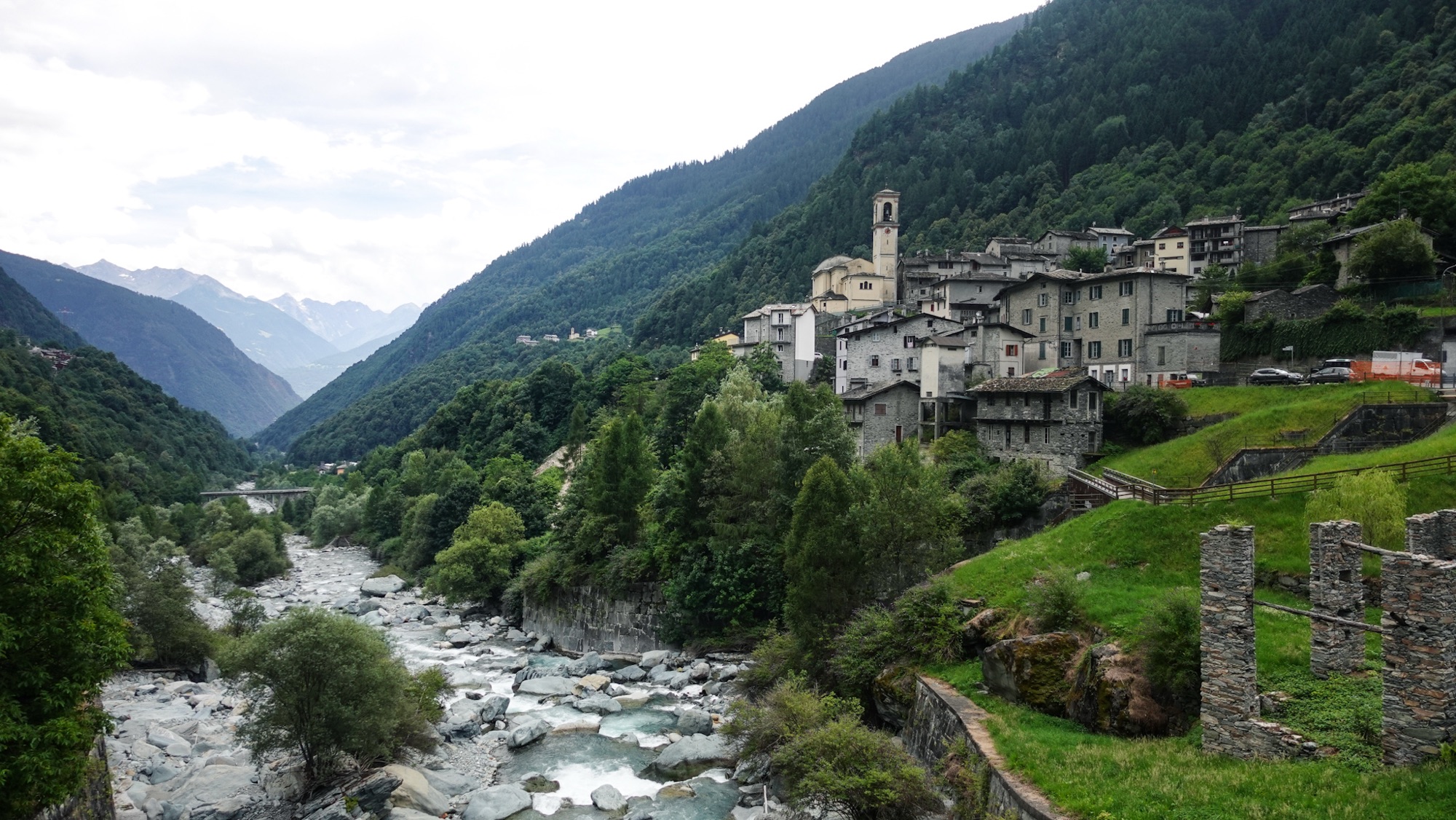 Bergdorf im Hintergrund, Fluss im Vordergrund