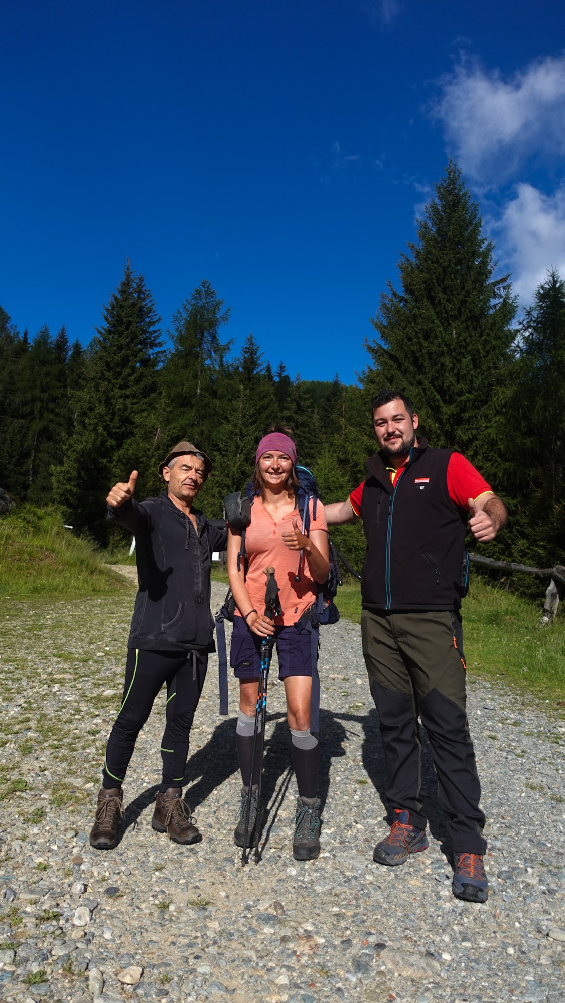 Wanderin und zwei Männer