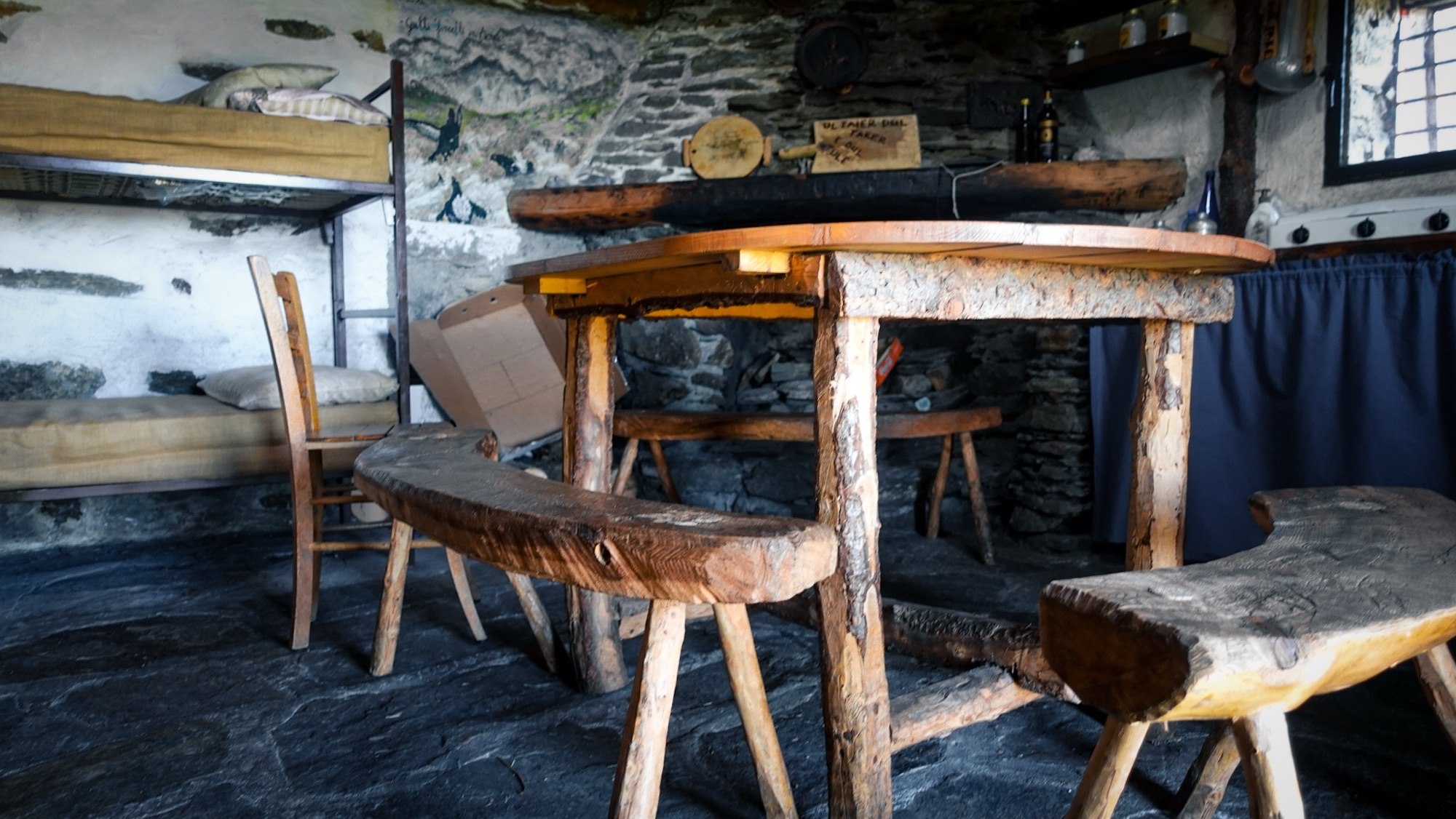 Hölzerne Bänke und Tisch