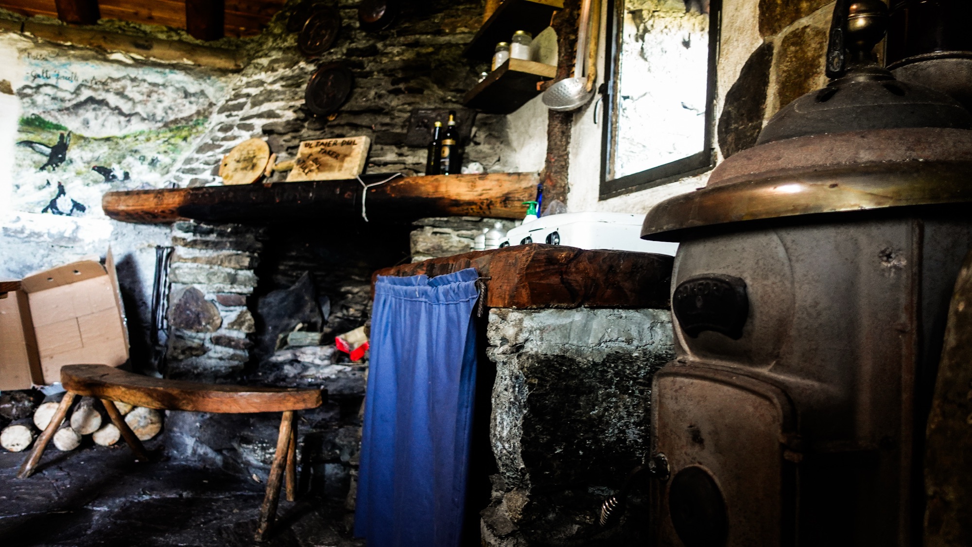 Feuerstelle und Ofen in Steinhütte