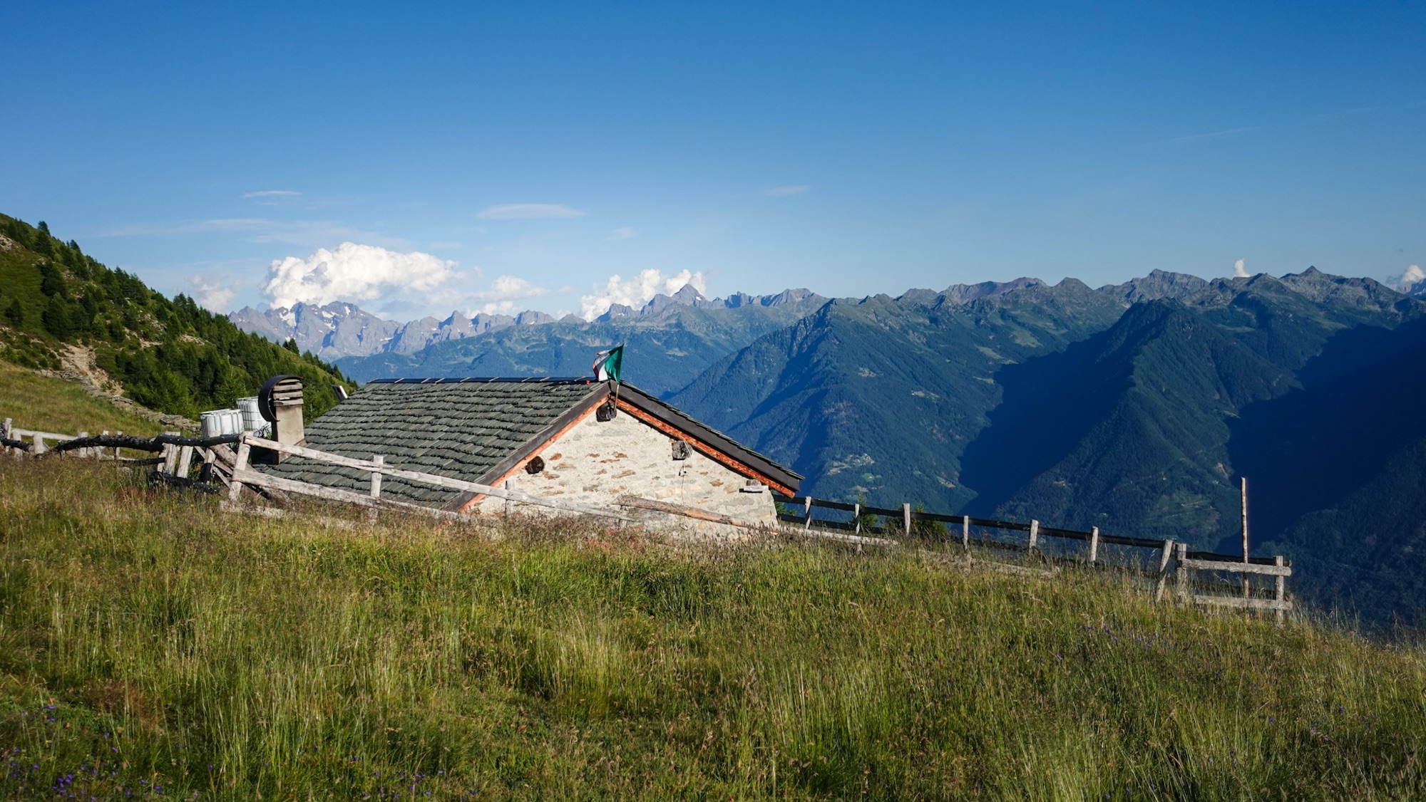 Steinhütte dahinter Berge