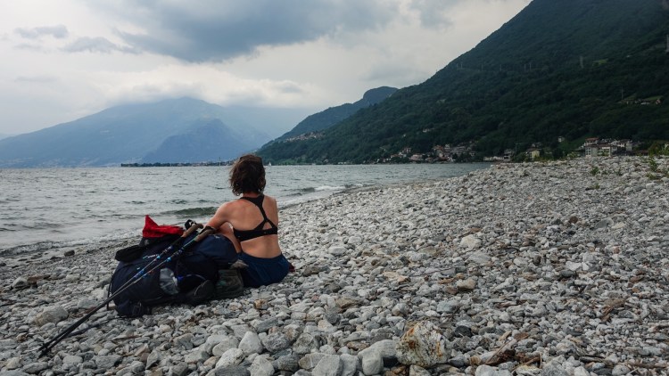 Junge Frau sitzt am Comer See