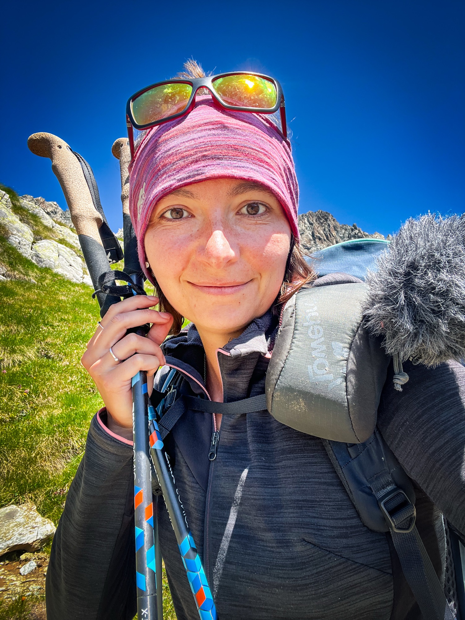 Lächelnde junge Wanderin