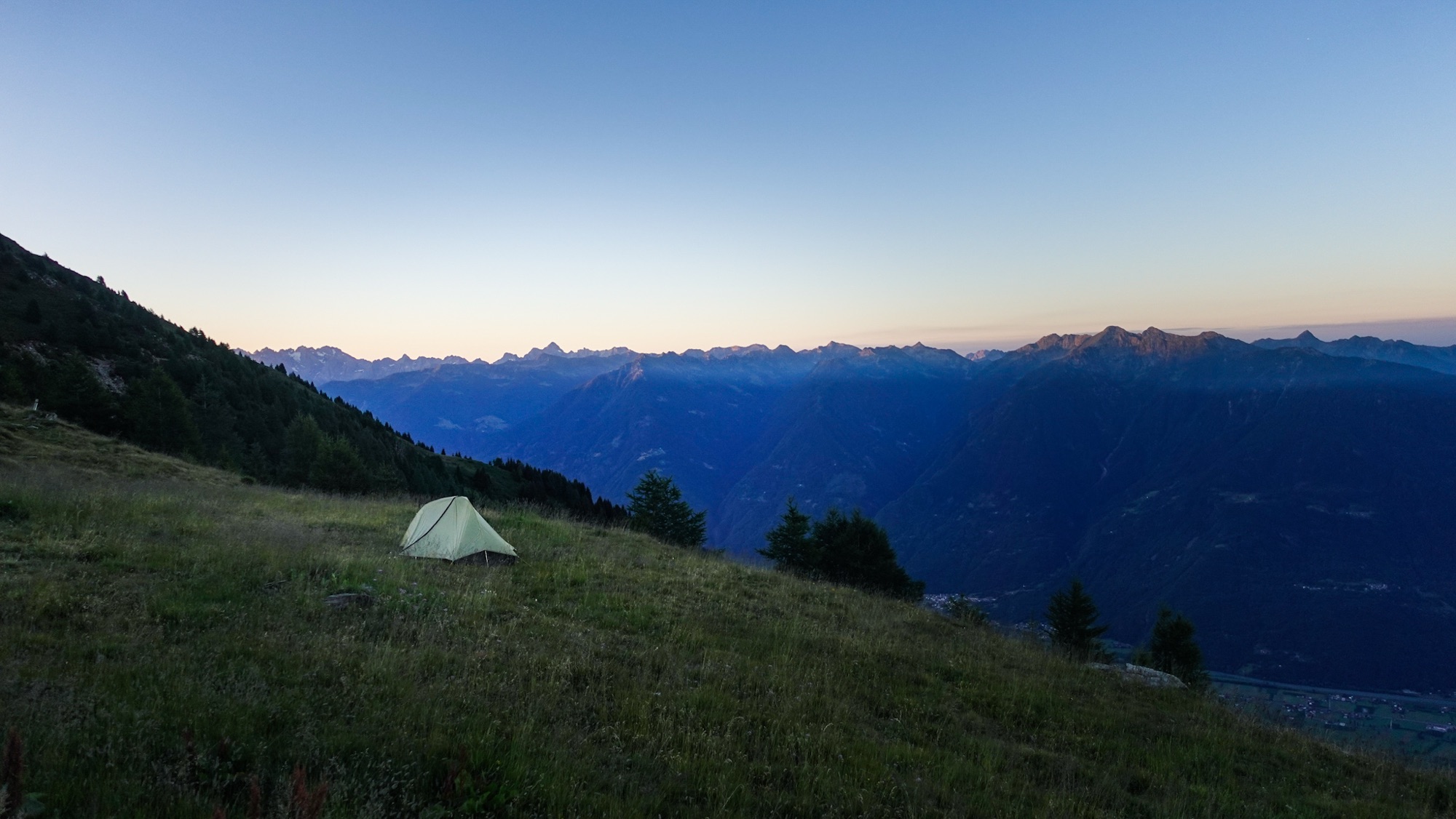 Zelt auf Bergwiese im Morgengrauen