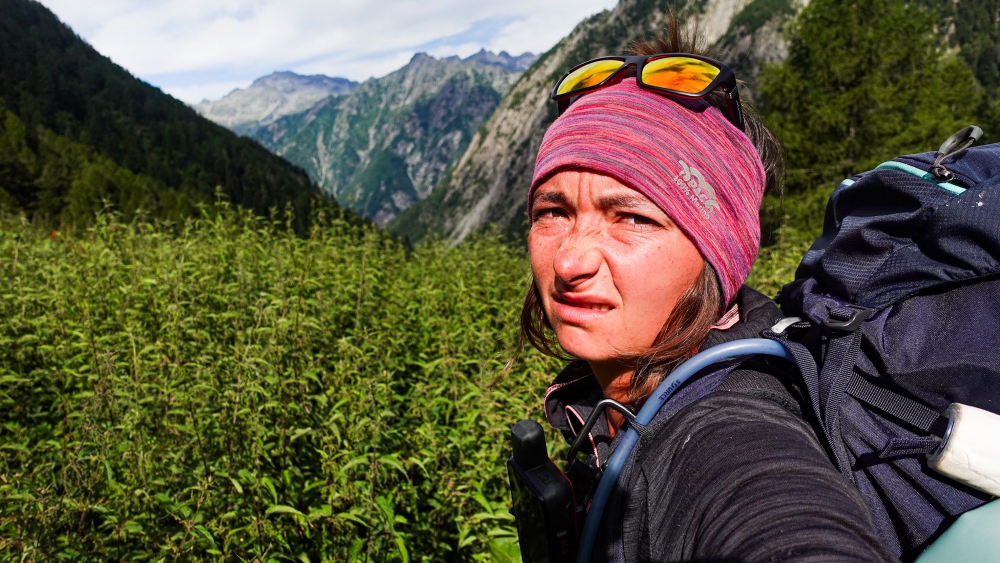 Wanderin schaut genervt, weil der Weg in den Brennnesseln endet