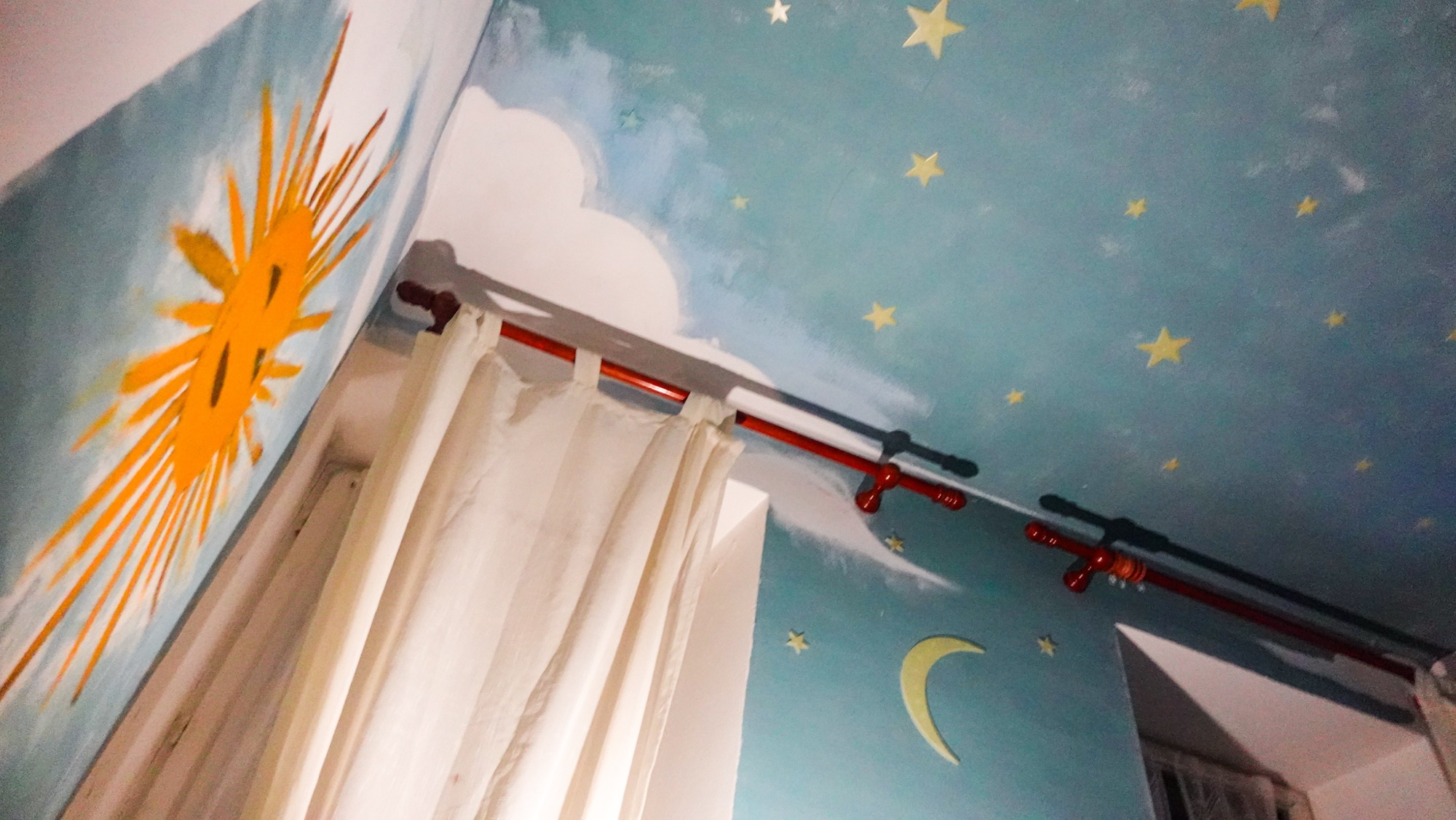 Zimmerdecke mit Neonsternenstickern