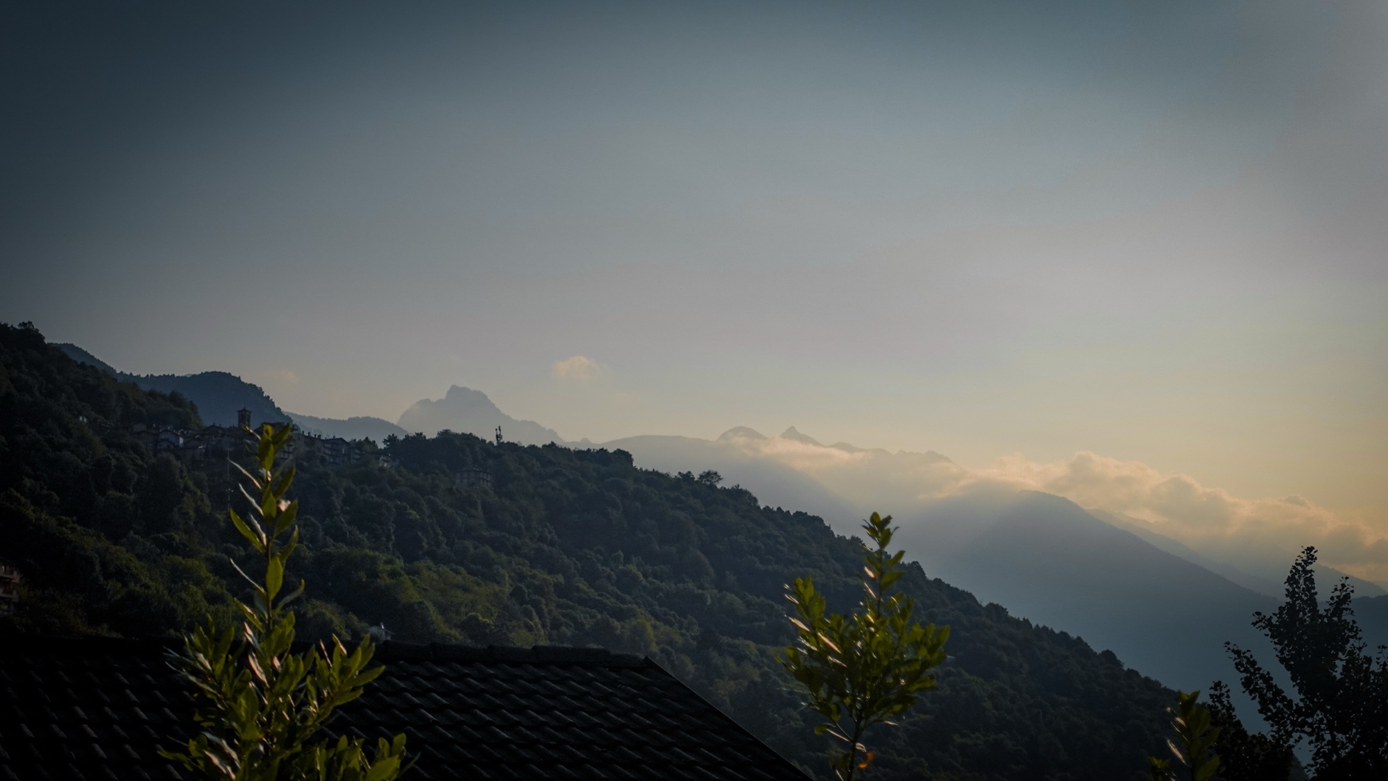 Blick über Berggipfel am Morgen