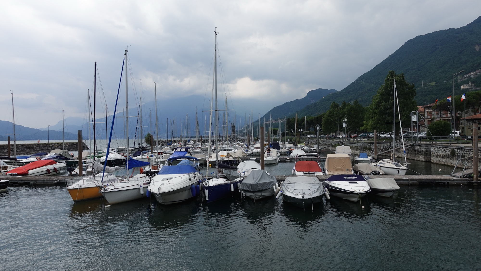 Boote im Hafen von Gera Lario