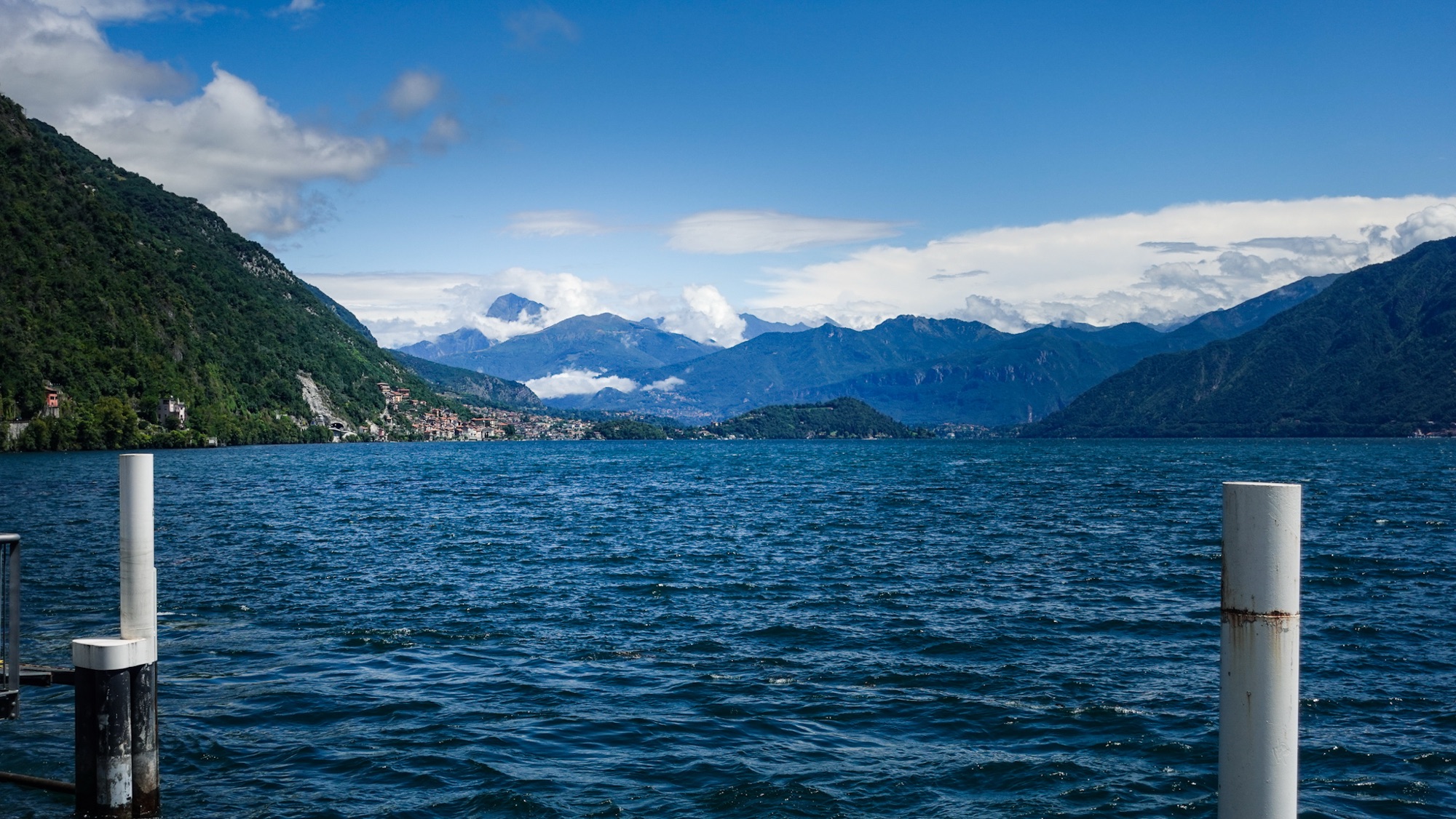 Blick auf Lago di Como Berge im Hintergrund