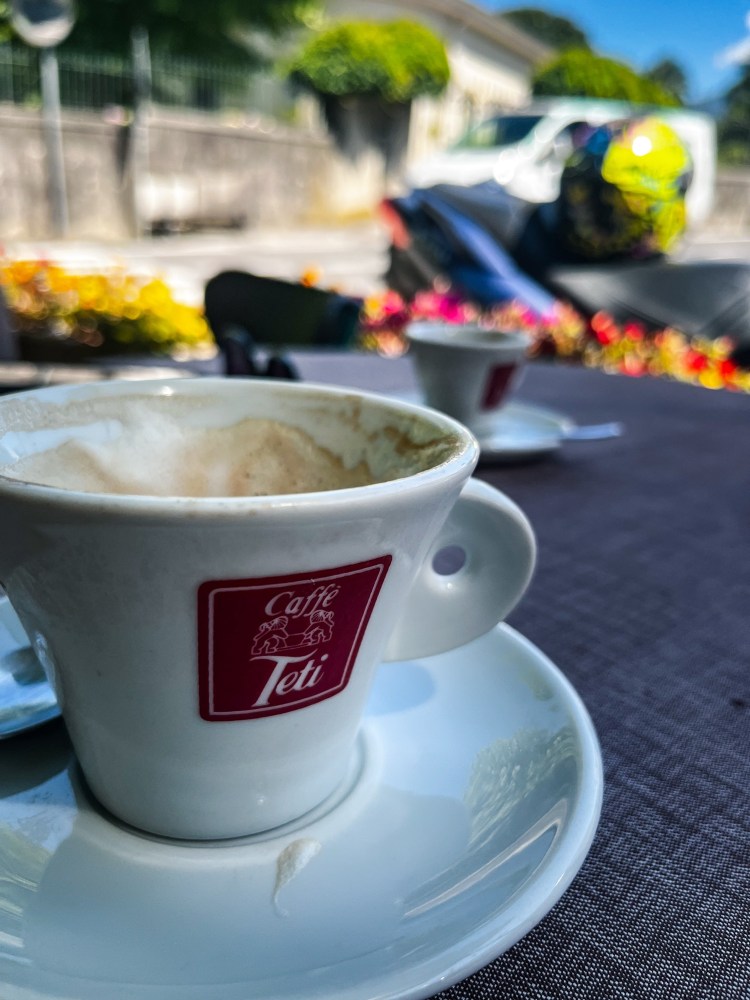 Espresso-Tasse in einem Café in Italien