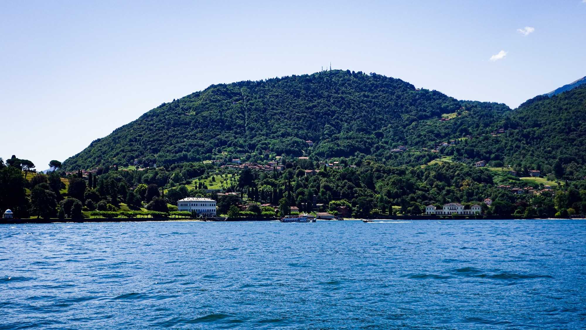 Blau wiegt das Wasser im Lago di Como. Die Villa Melzi ruht an seinem Ufer.