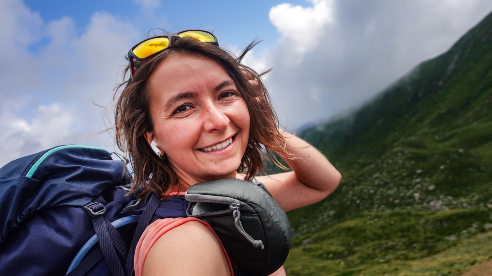 Glückliche junge Frau