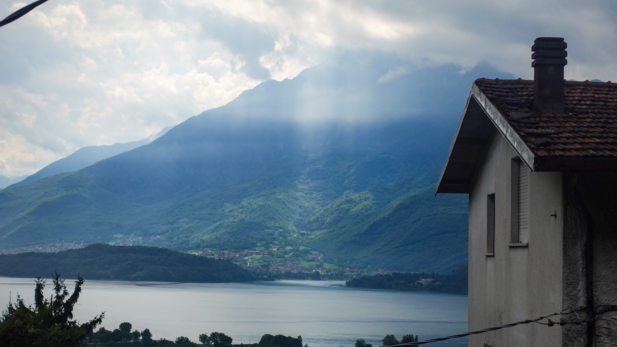 Sonne bricht sich durch die Wolken am Lago di Como