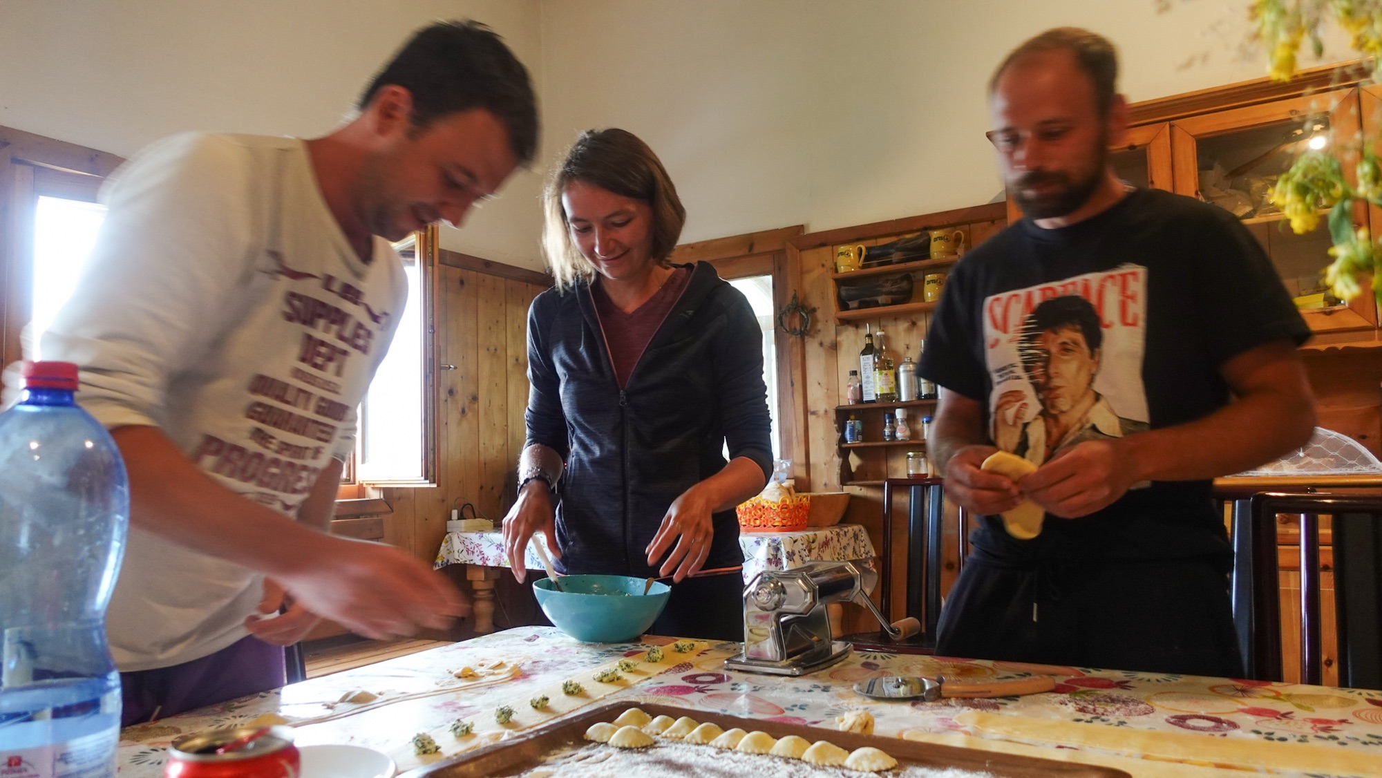 Drei Menschen machen Ravioli