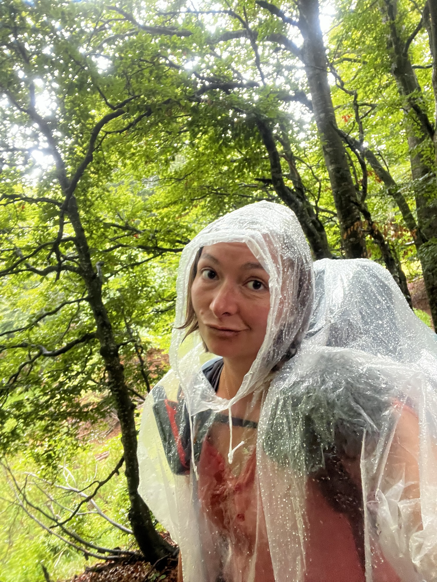 Wanderin mit Regenponcho