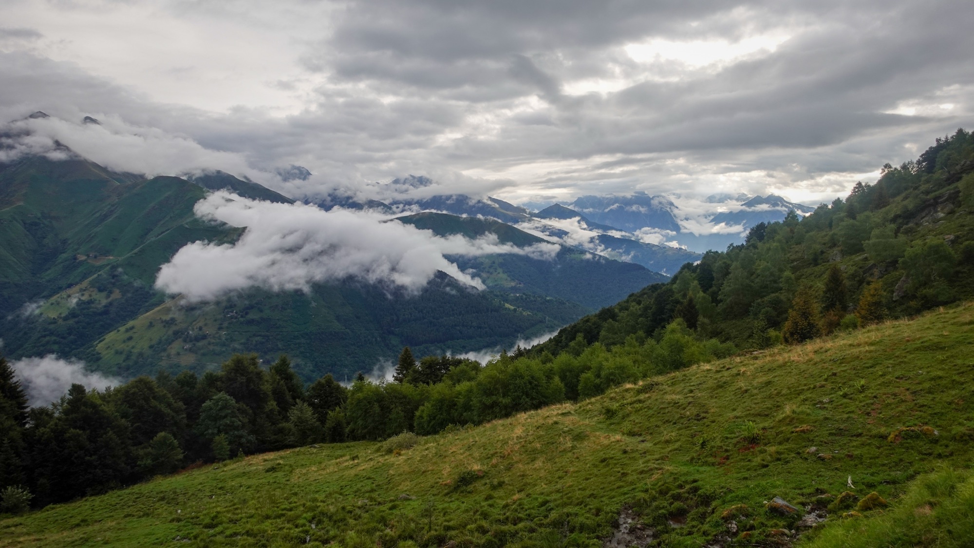 Oberhalb der Alpe Brunedo grüne Wiesen Berge Wolken
