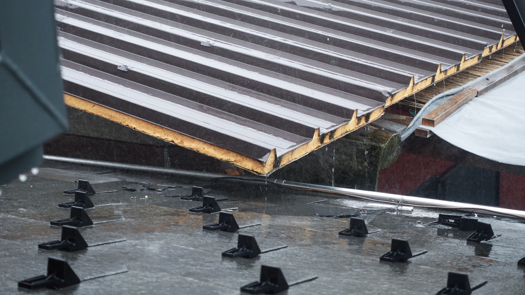 Regen trommelt auf das Dach der Capanna San Lucio