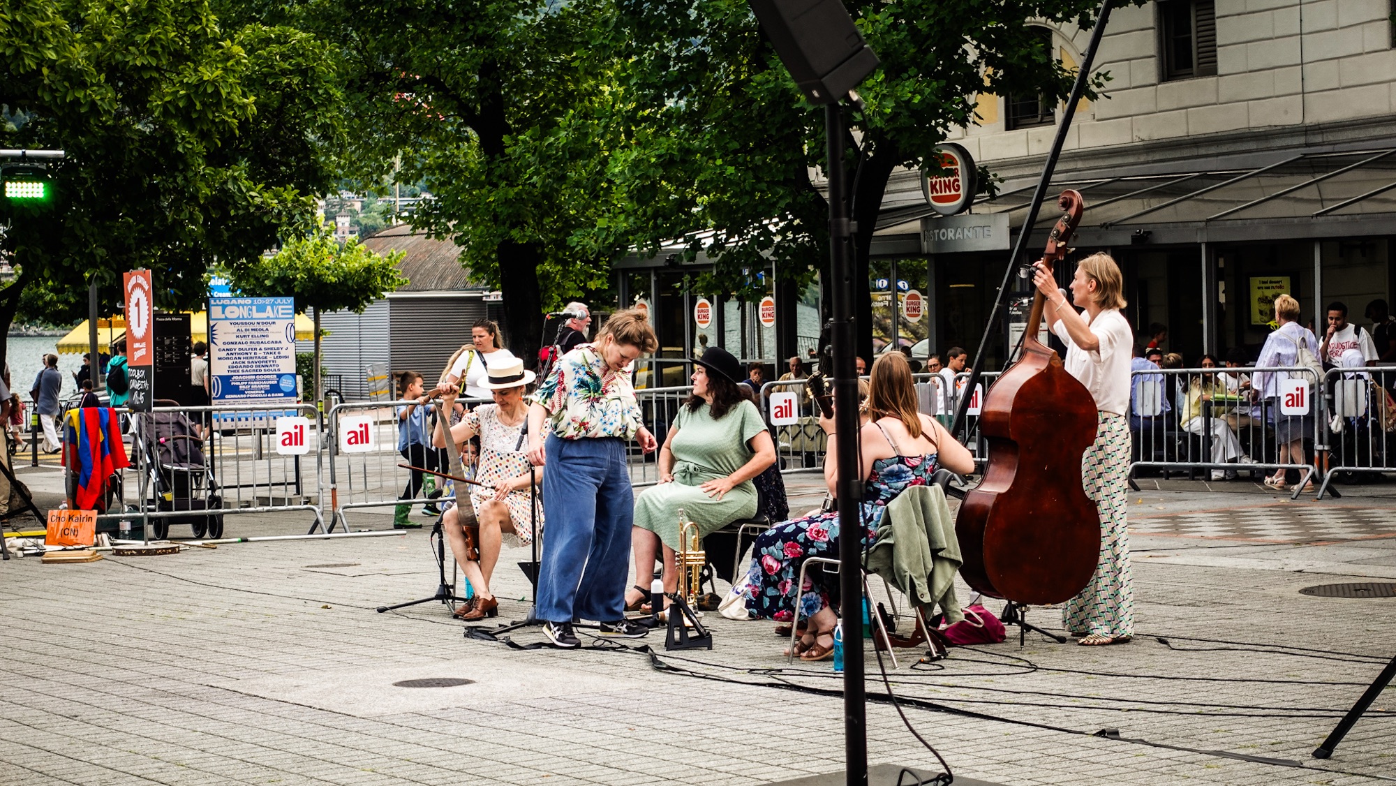 Eine Gruppe Frauen musiziert beim Straßenfestival in Lugano