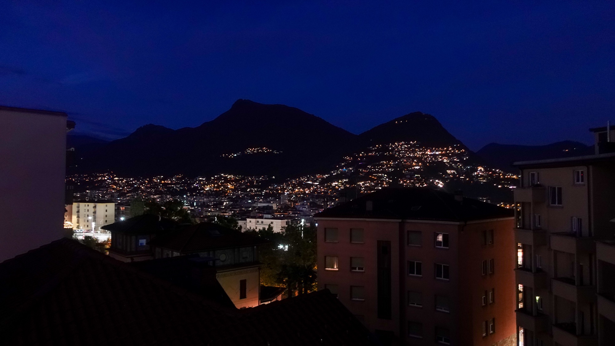 Nacht umhüllt Lugano
