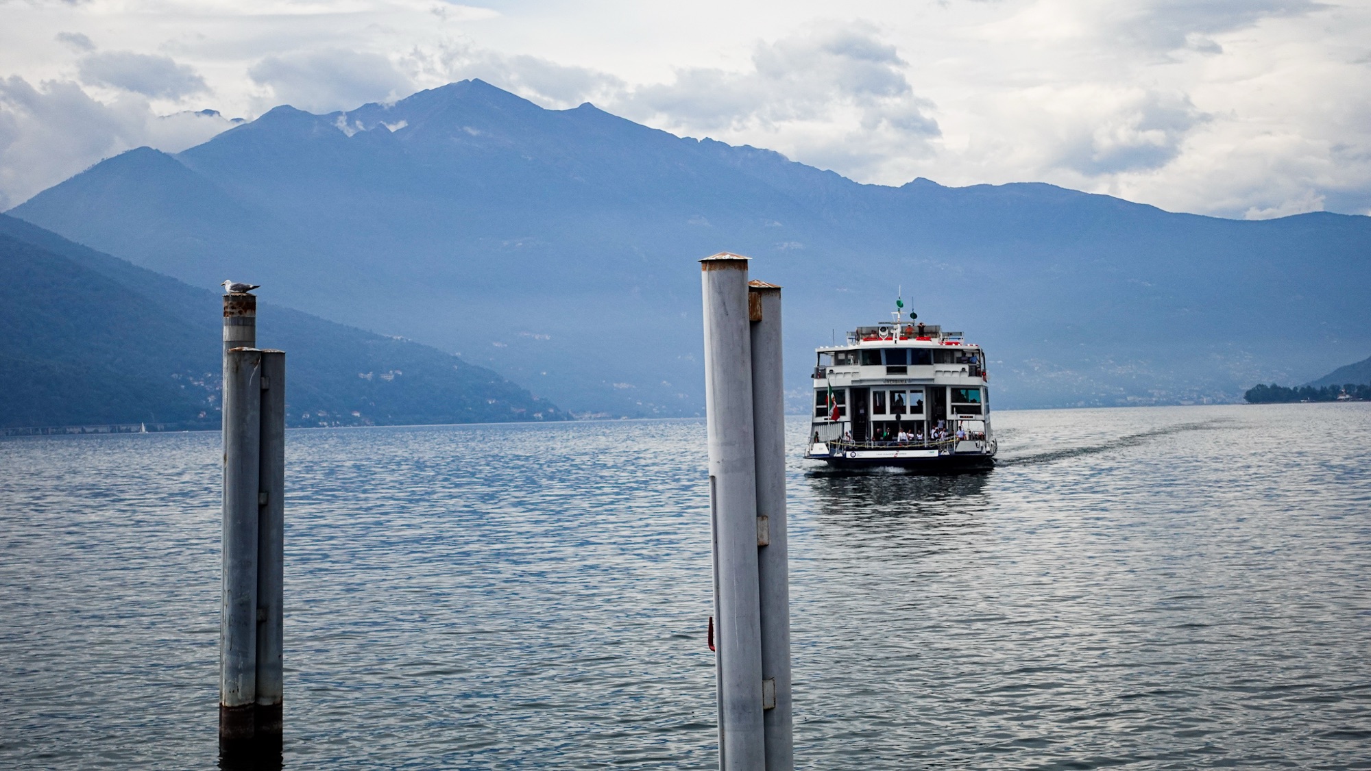 Die Fähre kommt über den Lago Maggiore gefahren
