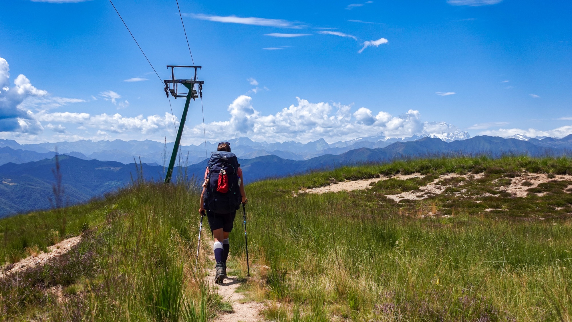 Wanderin oberhalb von Omegna