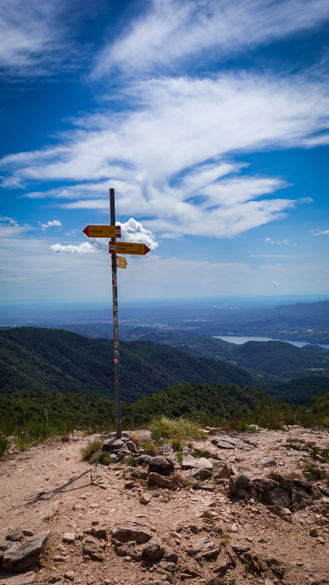 Wegweiter oberhalb des Lago d'Orta