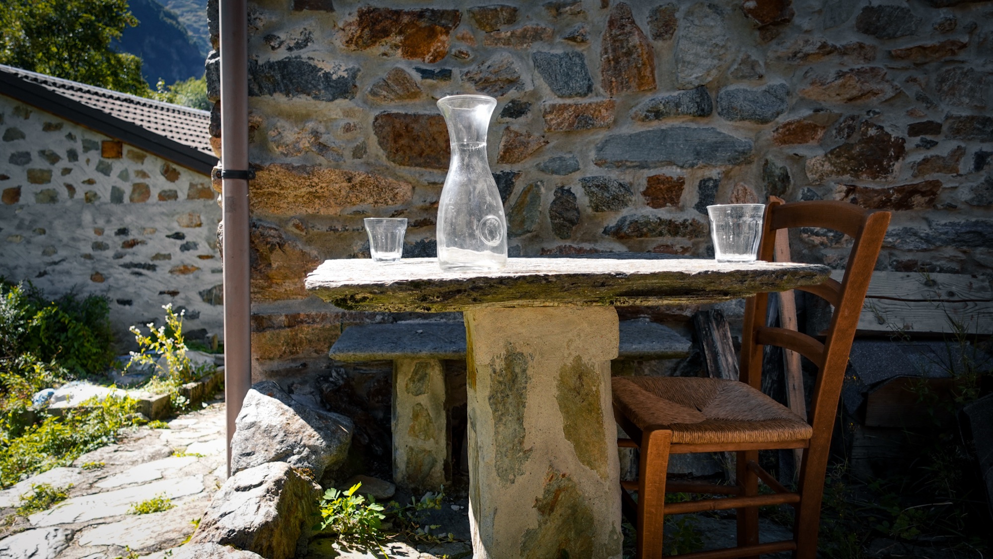 Tisch und leere Gläser und Karaffen