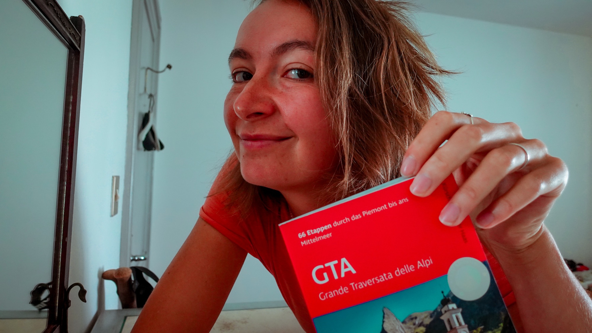 Wanderin mit Wanderführer GTA