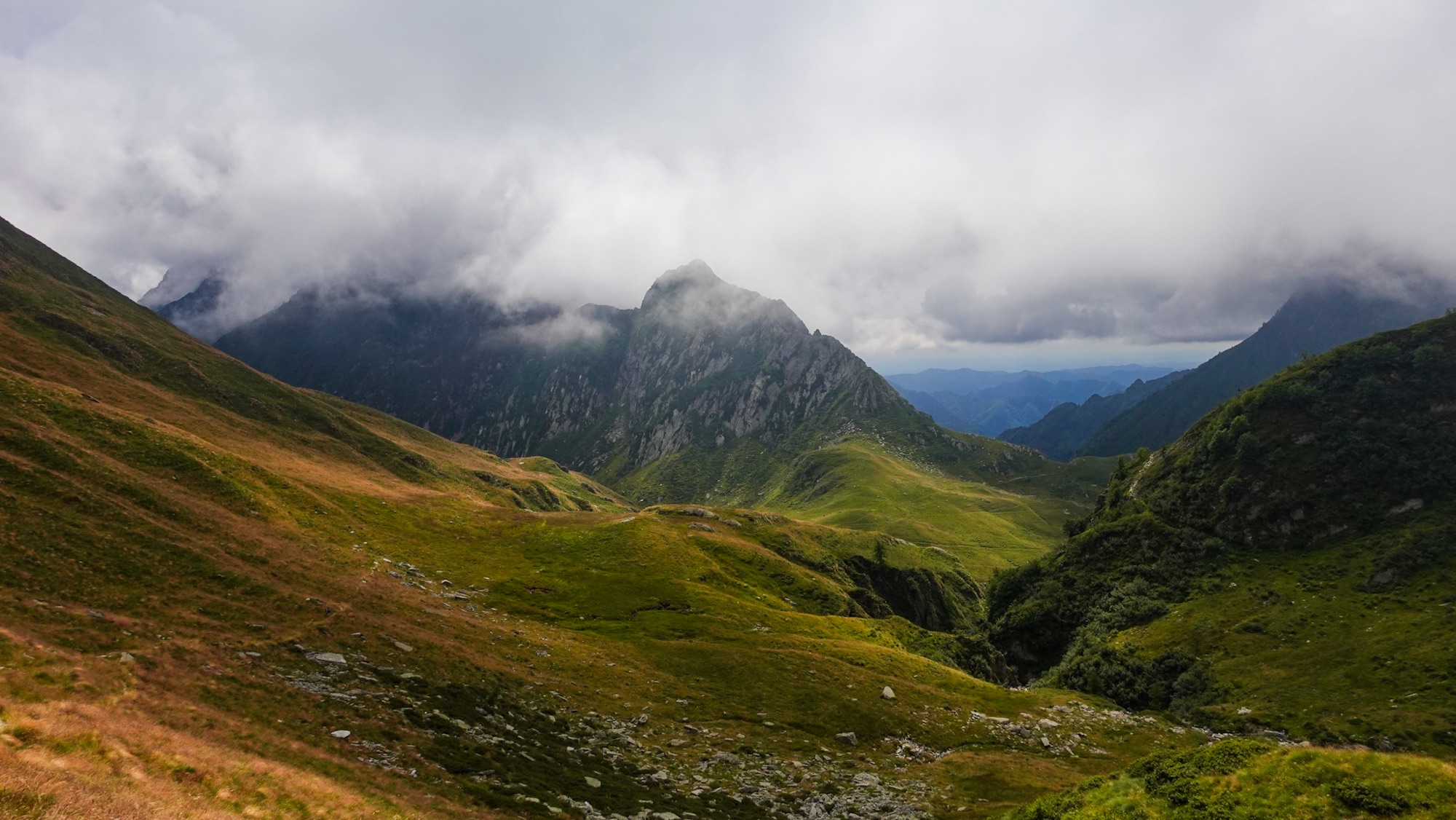 Wolken ziehen über die Pässe im Piemont.