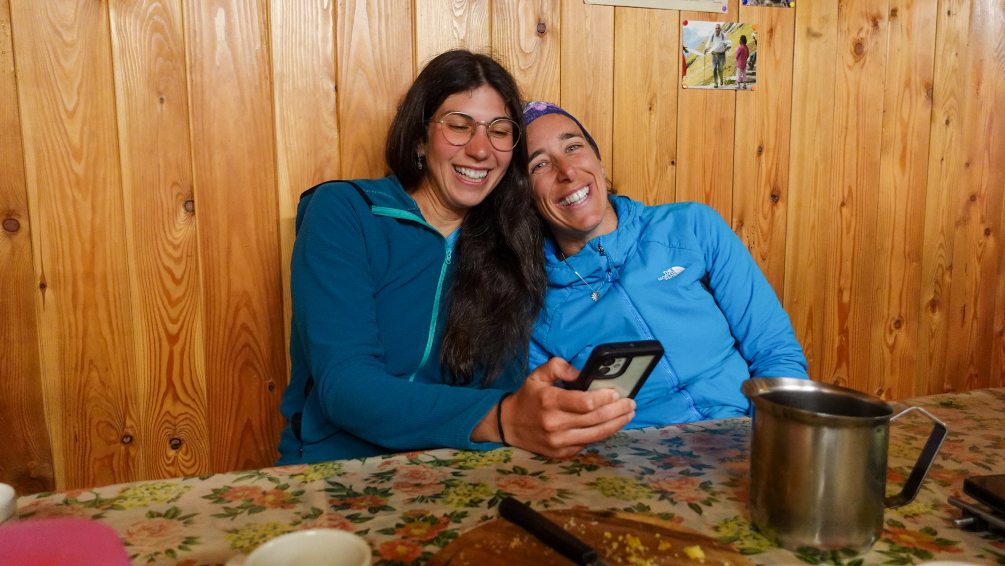 Zwei junge Frauen lachen