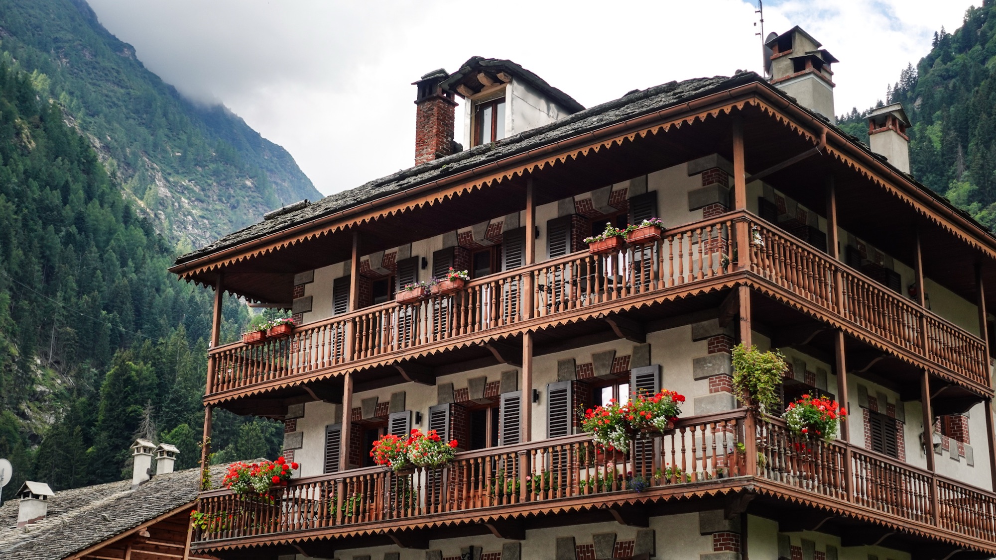 Noch einmal präsentiert sich in Alagna die Walser-Architektur.
