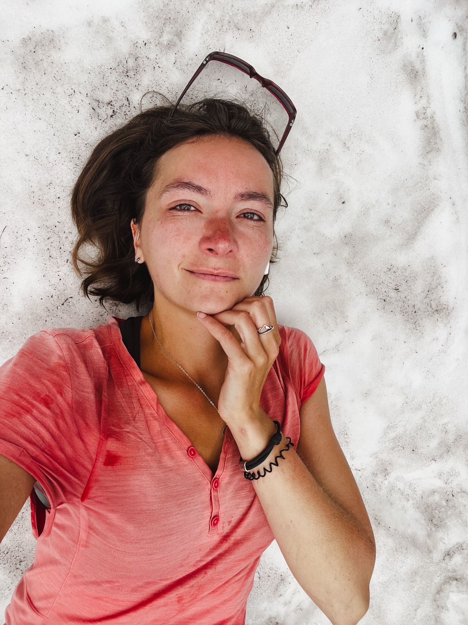 Junge Frau liegt auf Schnee