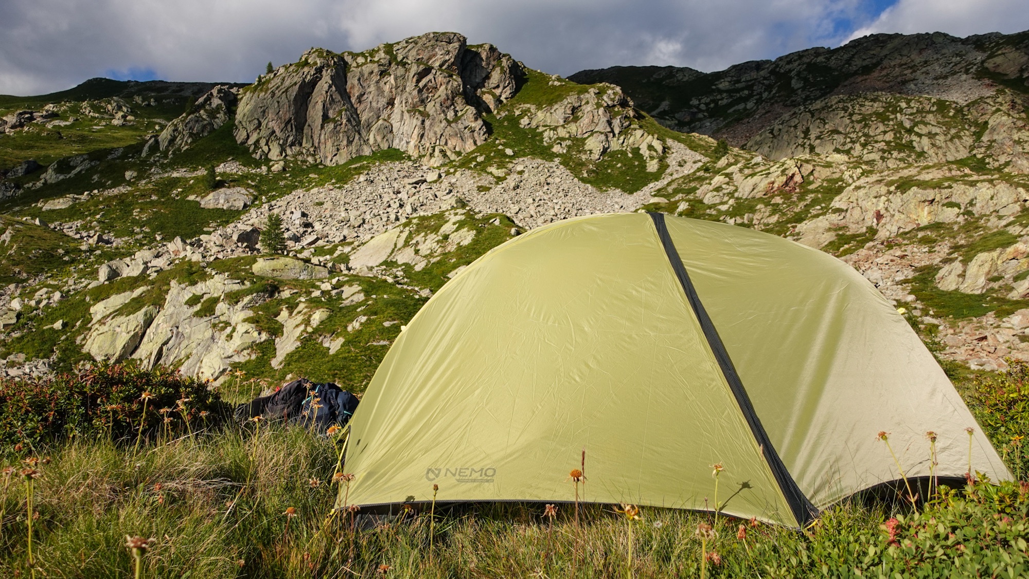 Zeltplatz in den Bergen am See