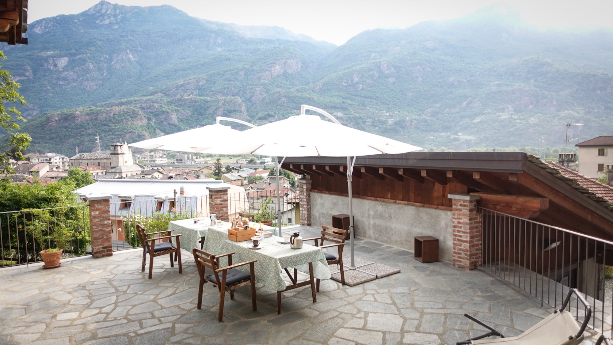 Frühstücksterrasse in Quincinetto