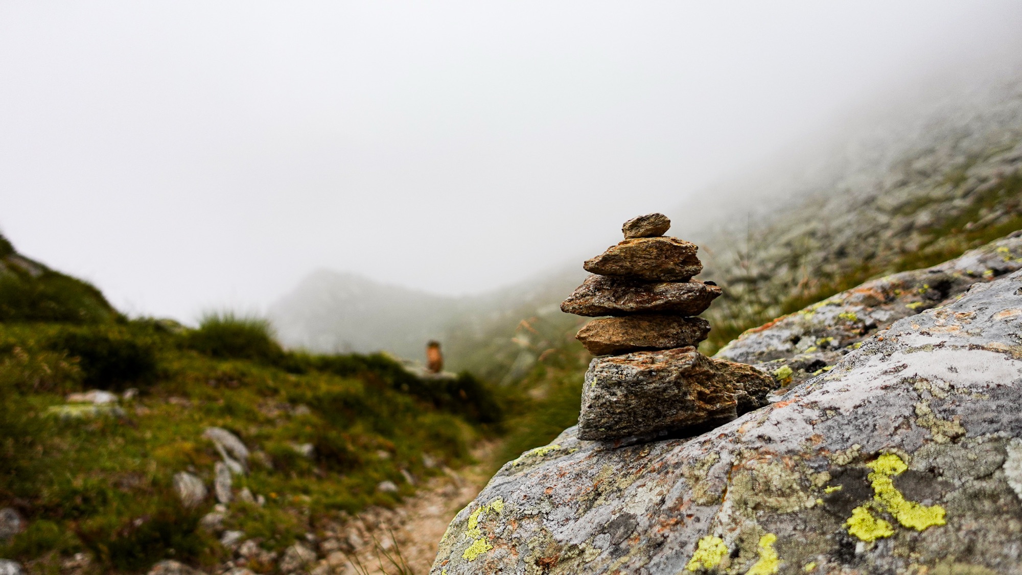 Steinhäufchen als Wegmarkierung