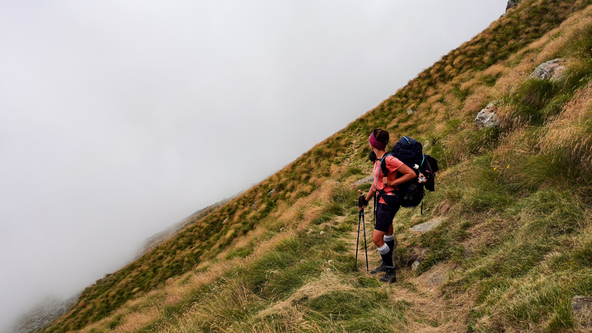 Wanderin vor Nebelwand