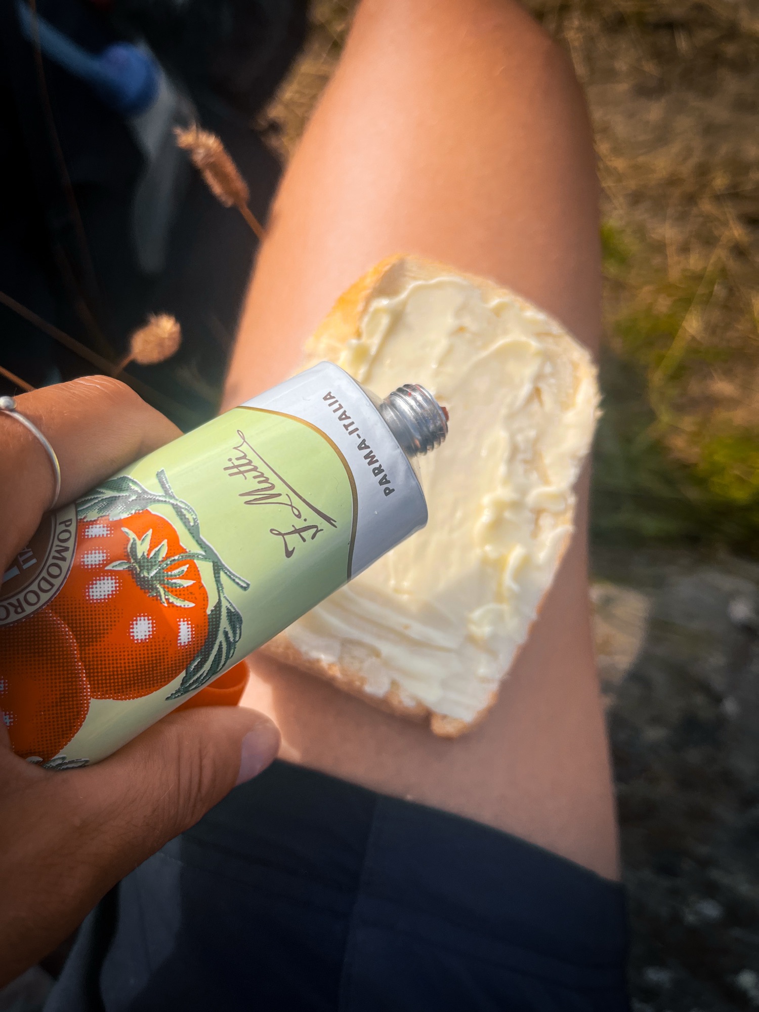 Toast mit Frischkäse und Tomatenmark