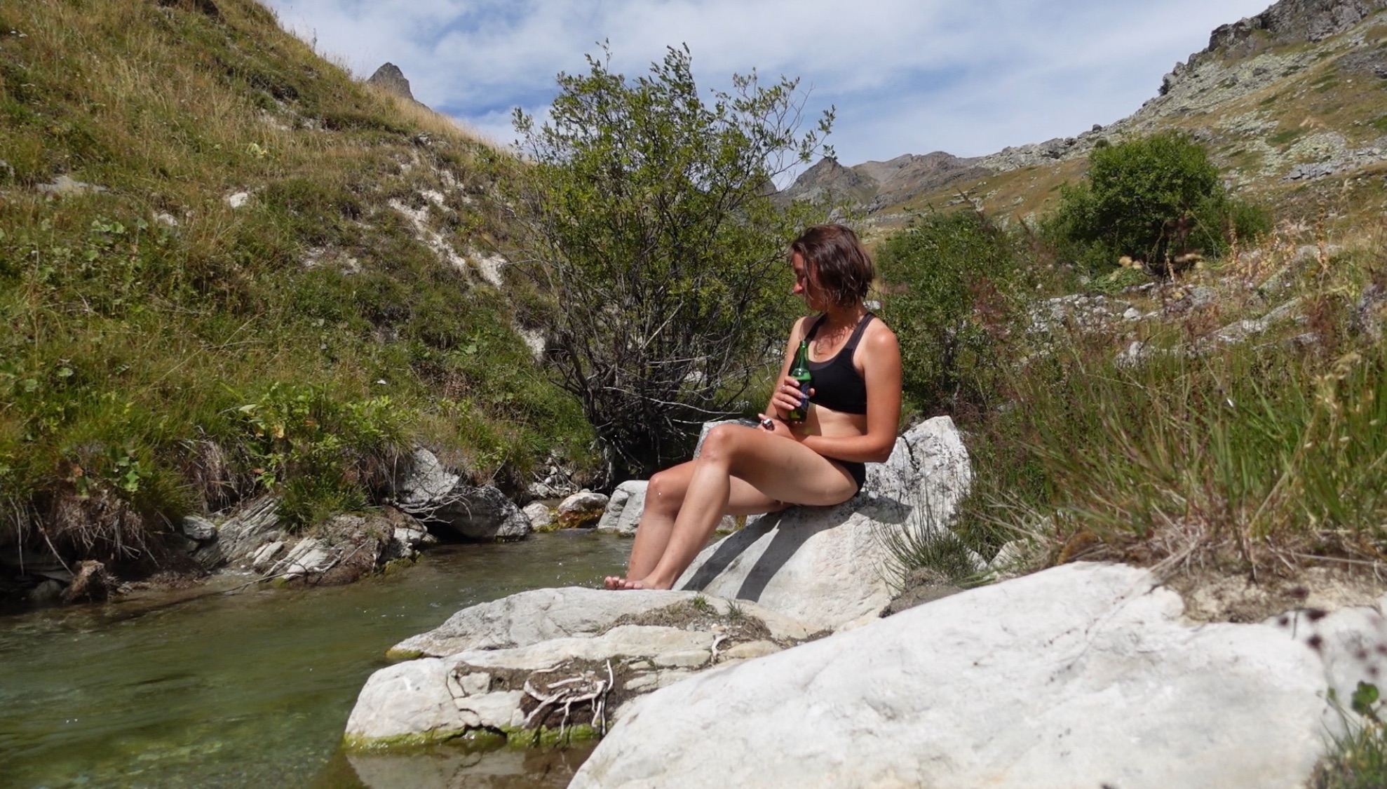 Wanderin am Gebirgsbach