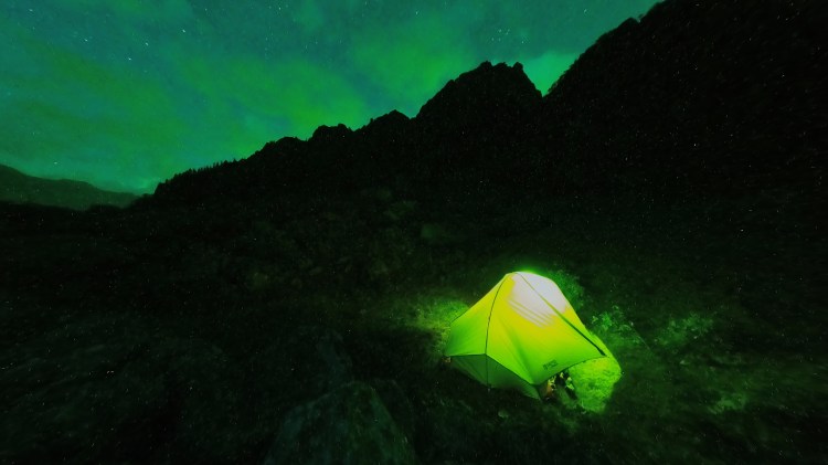 Zelt bei Nacht in den Bergen