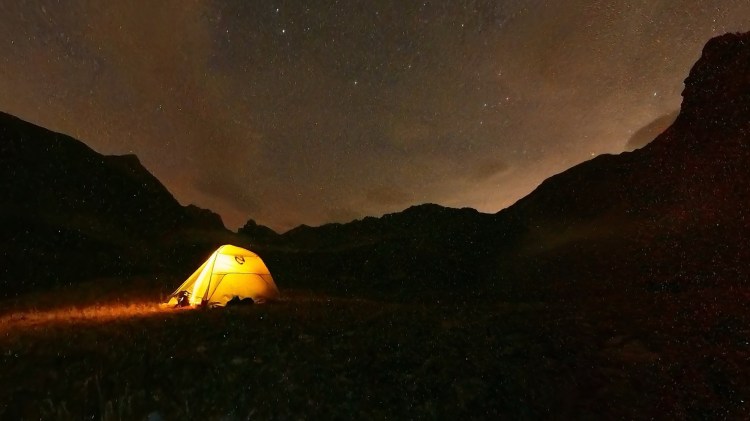 Zelt in den Bergen bei Nacht