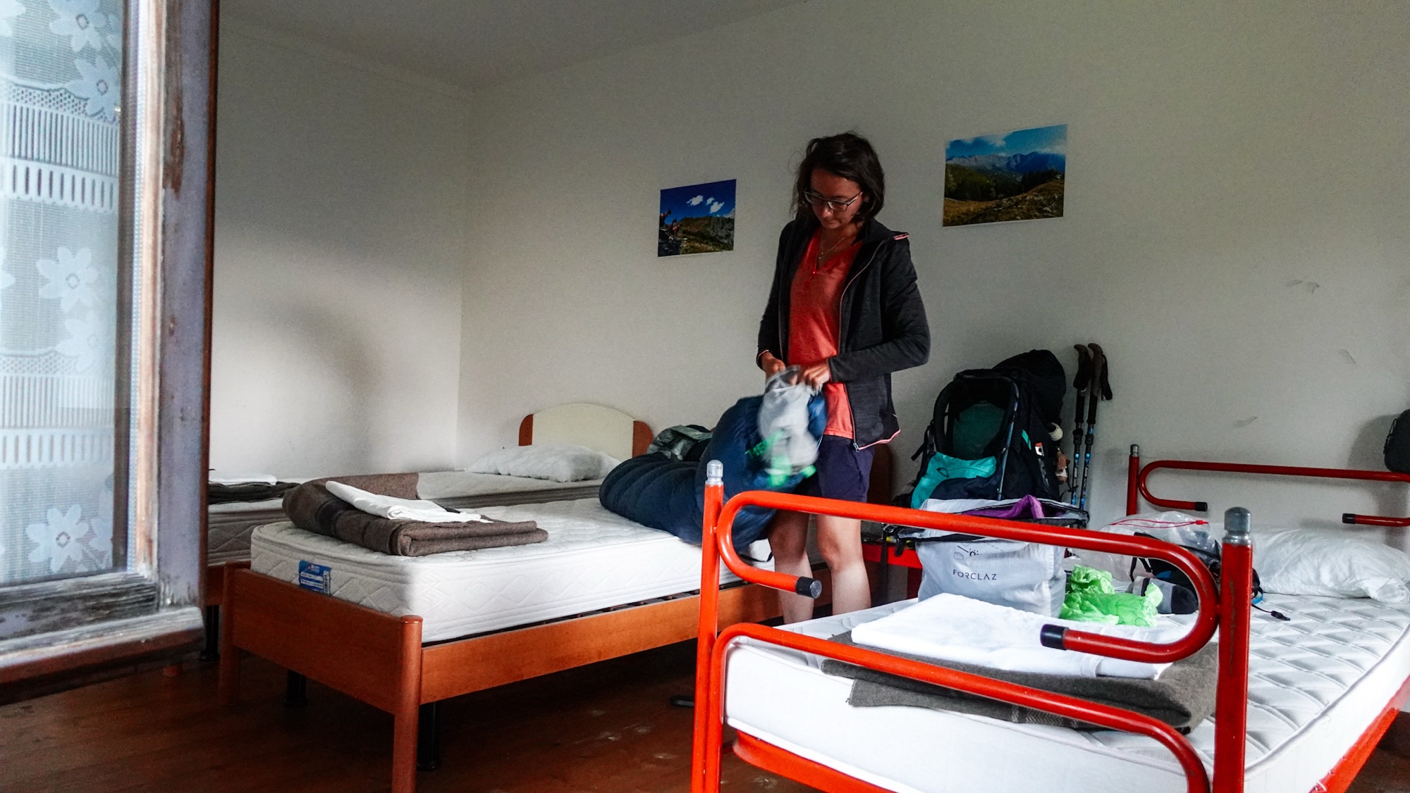 Wanderin packt ihren Rucksack