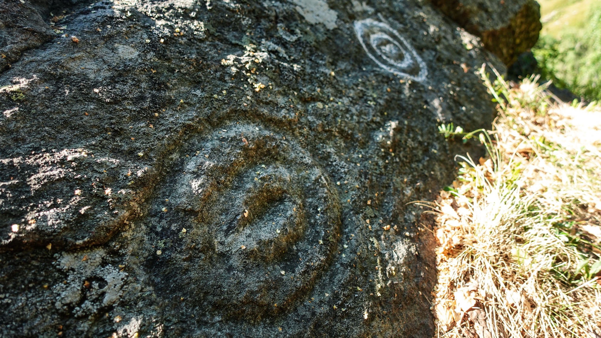 Felsritzungen oberhalb von Talosio